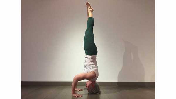 Verso Sirsasana
