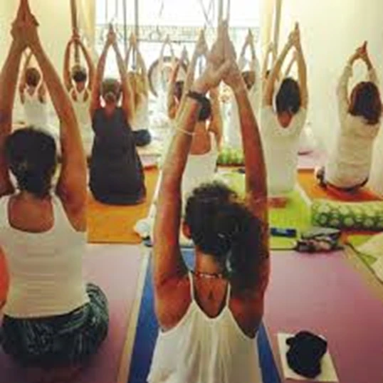 Persone che esercitano kundalini yoga