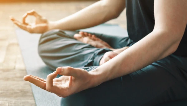 una persona esercita la meditazione
